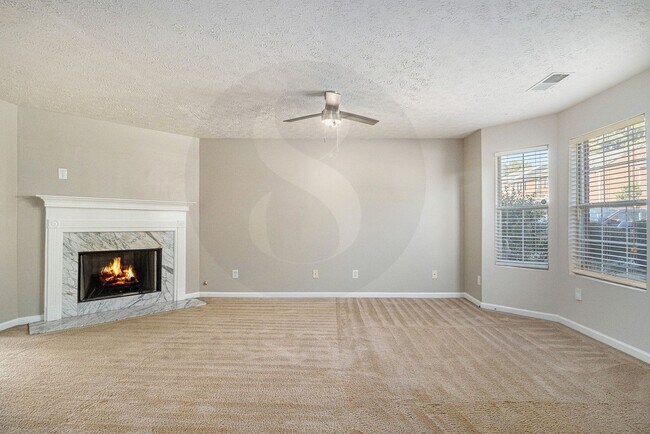 Building Photo - Spacious 3BR/2.5BA End-Unit Townhome!