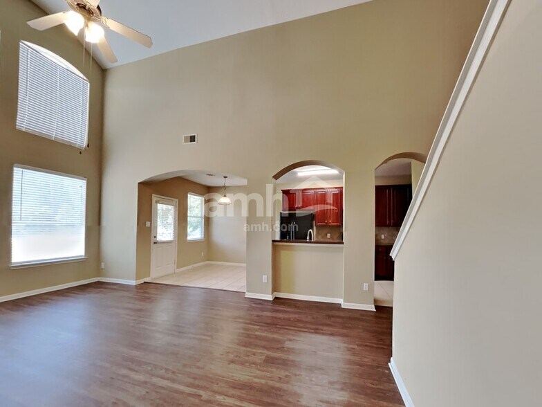 Building Photo - 912 Summer Wood Blvd