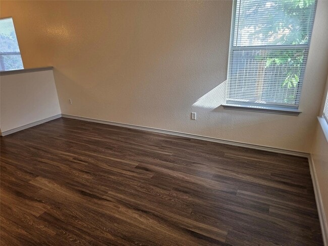 Building Photo - 319 Riverwalk Dr