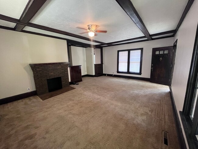 Building Photo - 304 S Rutan St