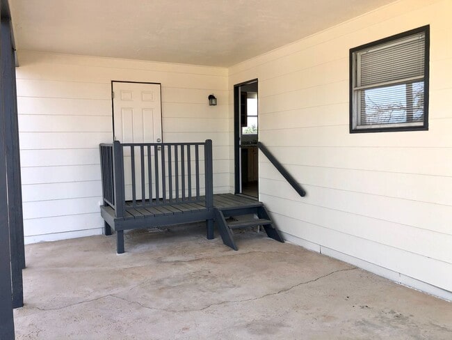 Building Photo - Cute 3 Bedroom Home on Large Fully Fenced Lot!