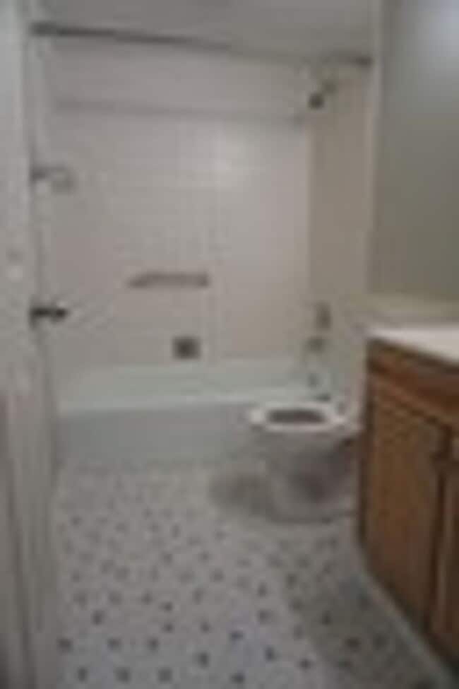 Building Photo - Newly Updated 2 bedroom 1.5 Bath Unit.