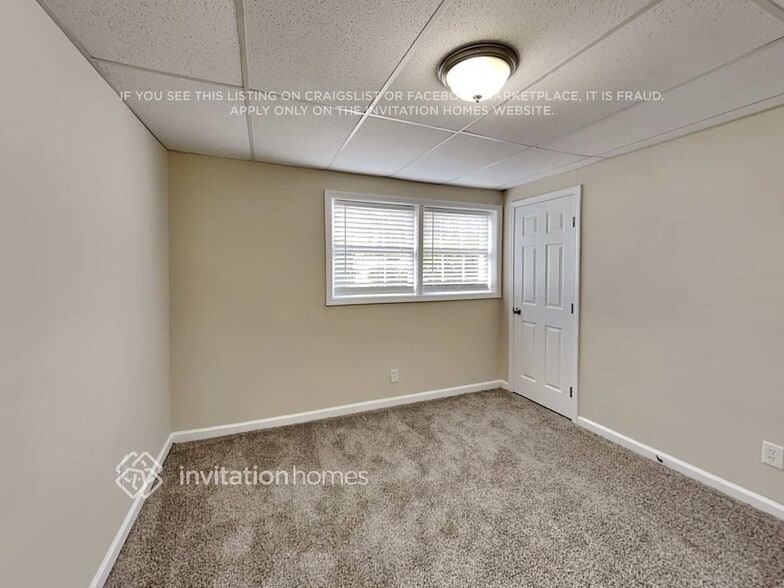 Building Photo - 395 N Hickory Ln