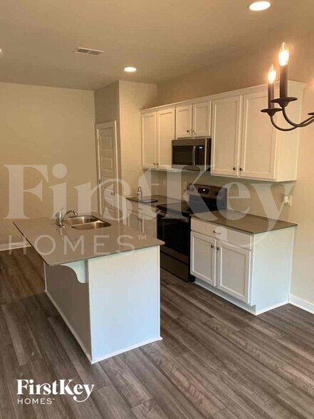 Building Photo - 305 Avalon Wy