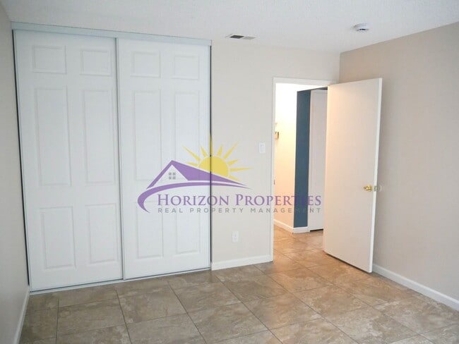 Building Photo - Open 2 Bed 1 Bath 897 Sq. Ft. Sacramento C...