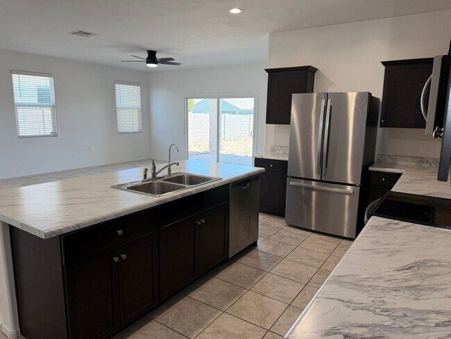 Building Photo - 9427 E Alfalfa Dr