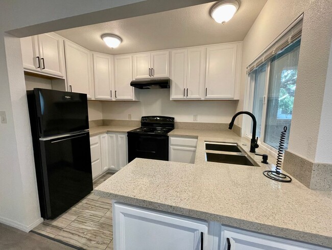 Building Photo - 1 Bed/1 Bath Condo With Bonus Room