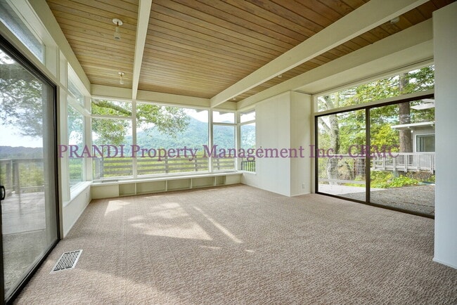 Building Photo - "Spacious 4-Bedroom Oasis with 3 Full Bath...