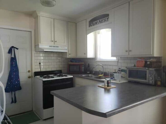 Building Photo - 406 E 12th St