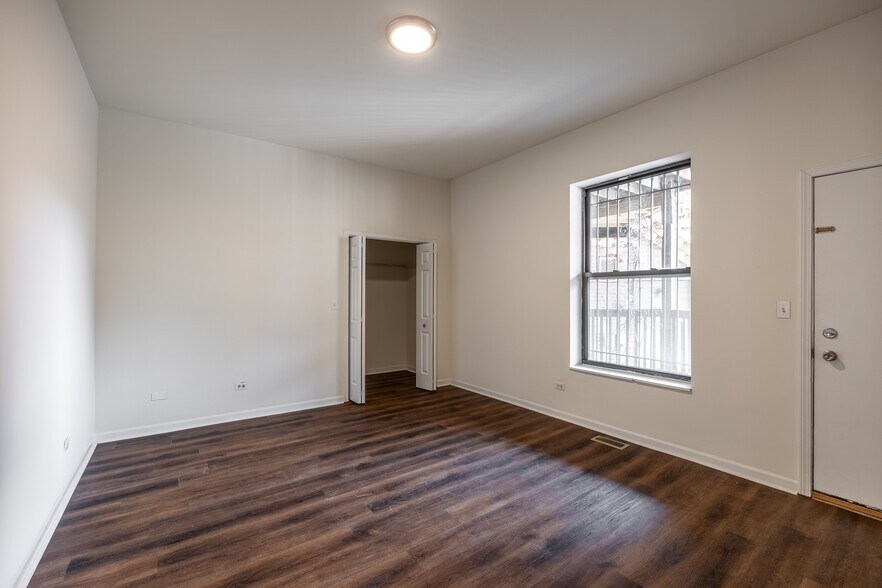 Building Photo - 2833 W Medill Ave