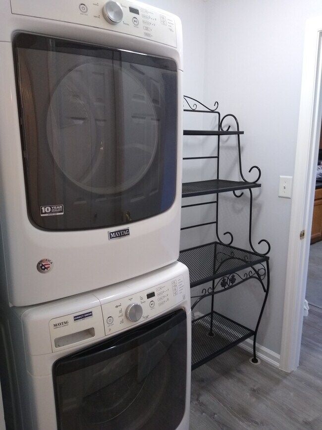 Building Photo - 101 Pinewood Dr