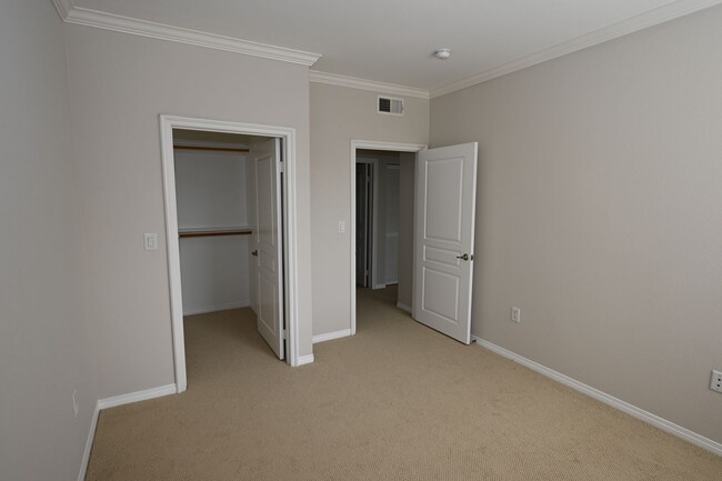 Building Photo - Irvine Watermarke Top Floor Condo 3 BD 2 B...