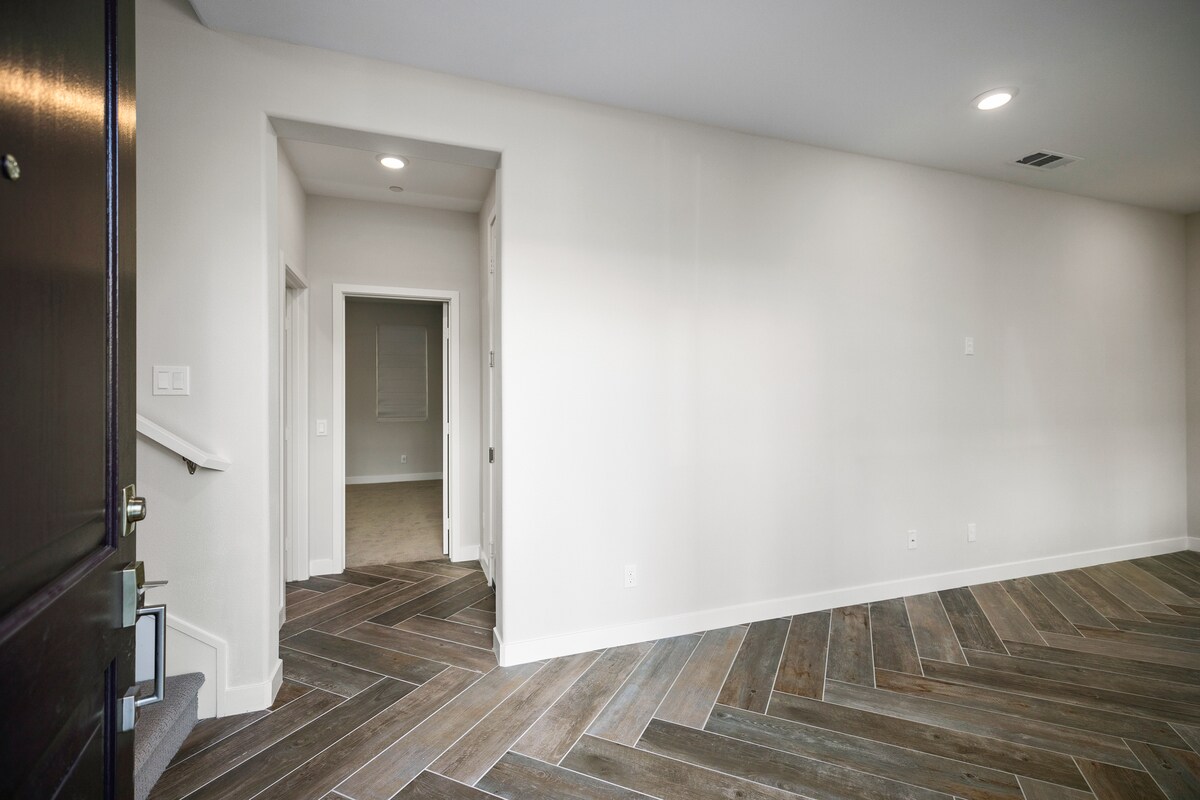 Entering front door with hallway to 1st floor bedroom - 590 Catalonia