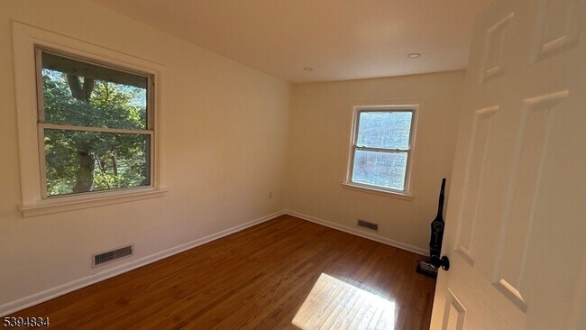 Building Photo - 76 Mt Kemble Ave