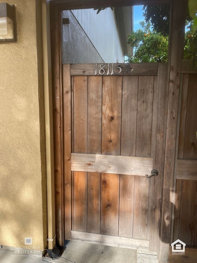 Building Photo - Spacious One Bedroom Lower Level Duplex