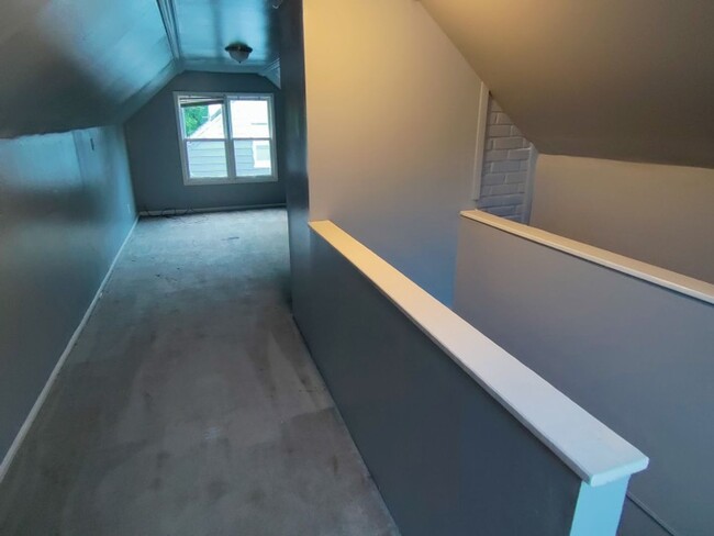 Building Photo - 3 bedroom 1 bathroom on the Eastside NOW A...