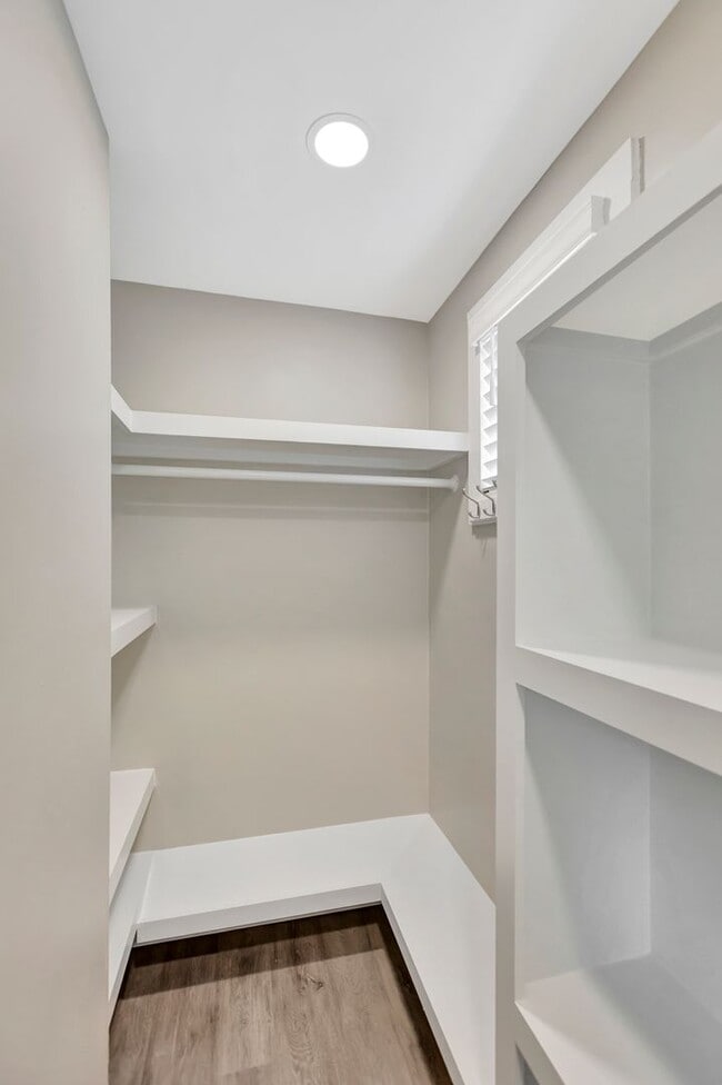 Building Photo - Completely Renovated Gem in Park Circle