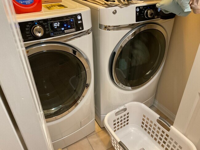 Building Photo - 9227 Honors Way