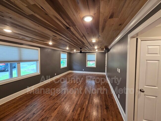 Building Photo - 545 Lakeview Dr