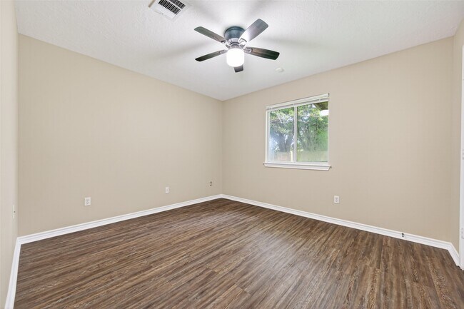 Building Photo - 11655 Lakeview Manor Dr