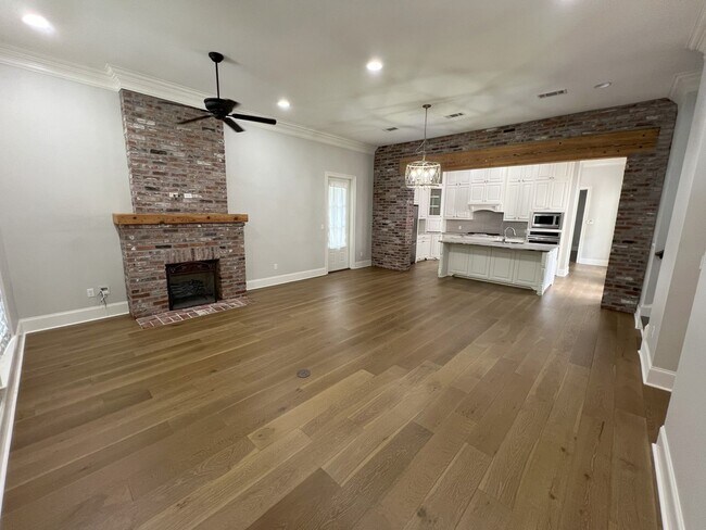 Building Photo - Stunning 4 bedroom, 3 bathroom 2 story hom...