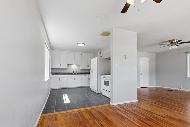 Building Photo - 3 Bedroom 2 Bath Conveniently Located House!