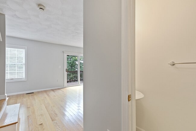 Building Photo - 555 Main St