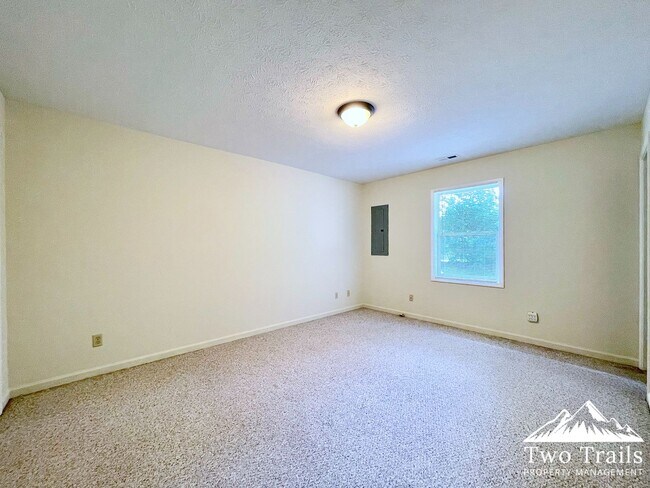 Building Photo - 707 Farmington Cir