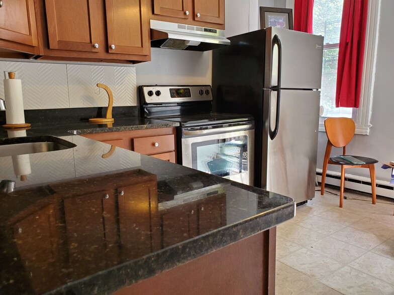 Kitchen (Unit 1) - 211 E Biddle St