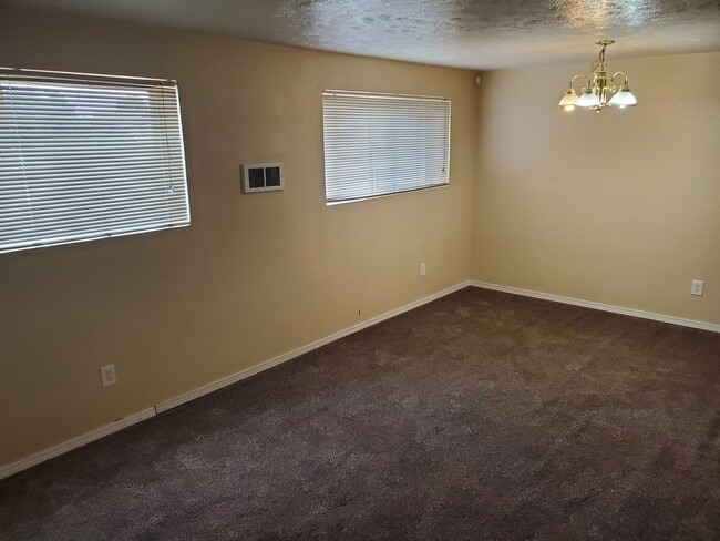 Building Photo - Spacious Centrally located 4 bed/2 bath ap...