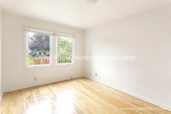 Building Photo - 5001 NE 32nd Pl