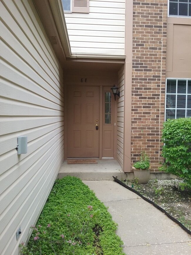 Building Photo - Large 3 Bedroom End Unit Located in the Ke...