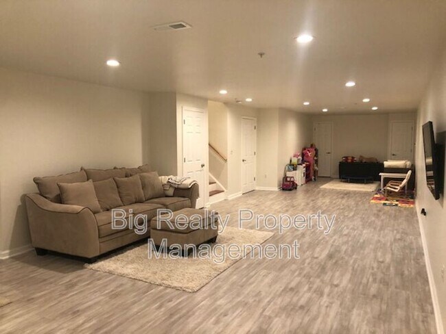 Building Photo - 141 Meadow View Ln