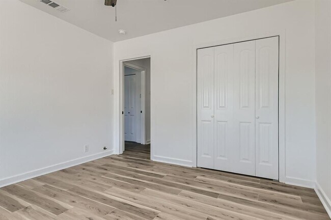 Building Photo - 902 Hackberry St