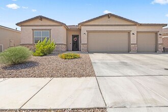 Building Photo - Newer Single Story 5 Bedroom 3 Bath Home i...