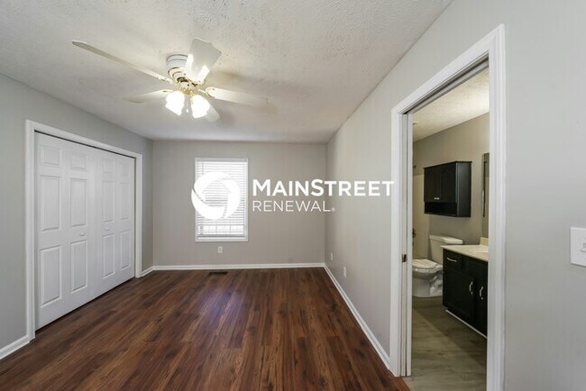 Building Photo - 3 Bedroom Pet-Friendly Home in LOUISVILLE, KY with Main Street Renewal