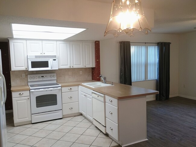 Building Photo - 2 bedroom 2 bathroom home with a screened in porch