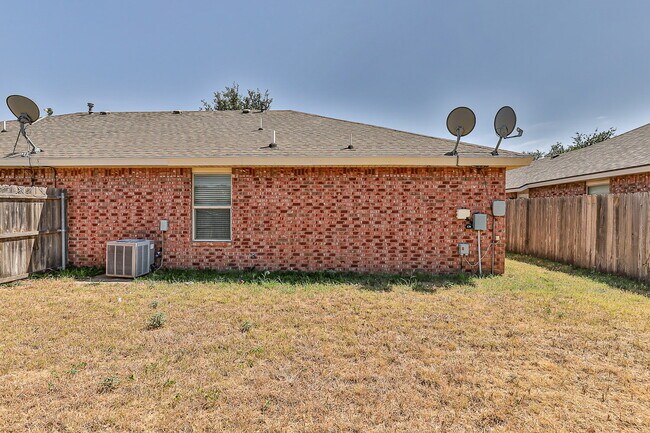 Building Photo - 3 Bedroom Duplex