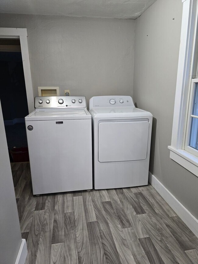 Building Photo - 3 Bedroom 1.5 Bath Located in Middletown