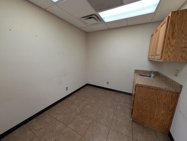 Building Photo - Prime Professional Medical/Office Space in Pryor