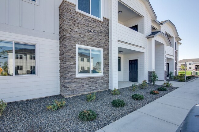 Building Photo - Experience Caldwell Living: Beautiful BRAND NEW 3 Bedroom Apartments!