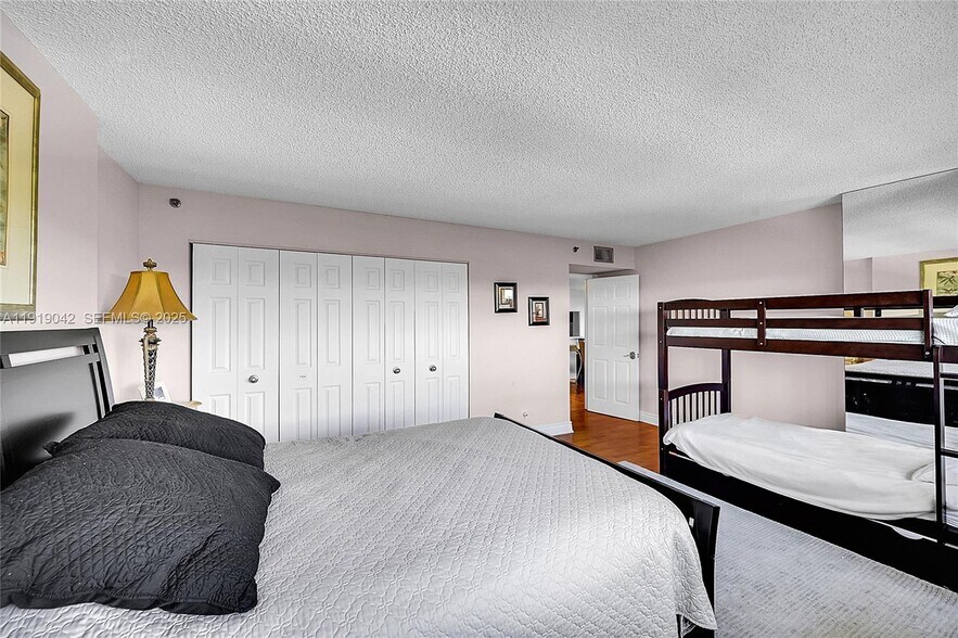 Building Photo - 3200 Port Royale Dr N