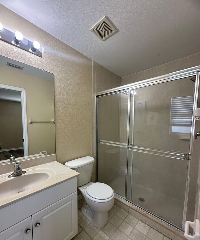 Building Photo - Great Location! 3 Bed, 2 Bath with Screened Lanai & More
