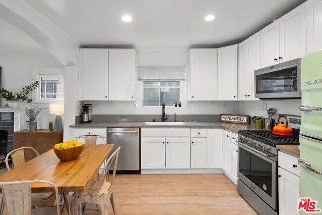 Building Photo - 1728 W 39th St