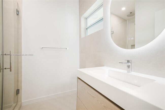 Building Photo - 950 S Shore Dr