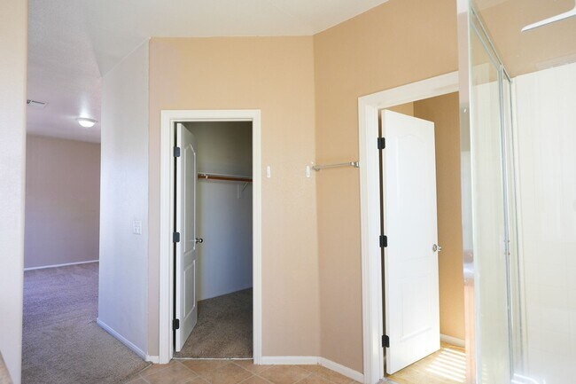 Building Photo - 3 Bed / 2.5 Bath Townhome with Loft, 2 Car Garage & Spacious Backyard – Southern Highlands