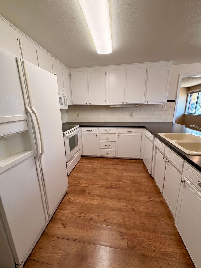 Building Photo - Amazing 3bed/2 bath with finished basement.