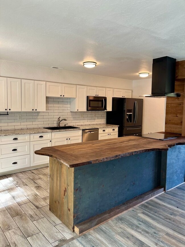 Building Photo - 3 Bedroom Plus Office, 2.5 Bath Located in...