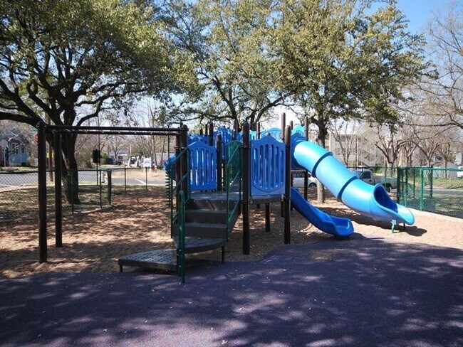 Building Photo - FABULOUS walkable/bikeable 3BR with parking in Hyde Park