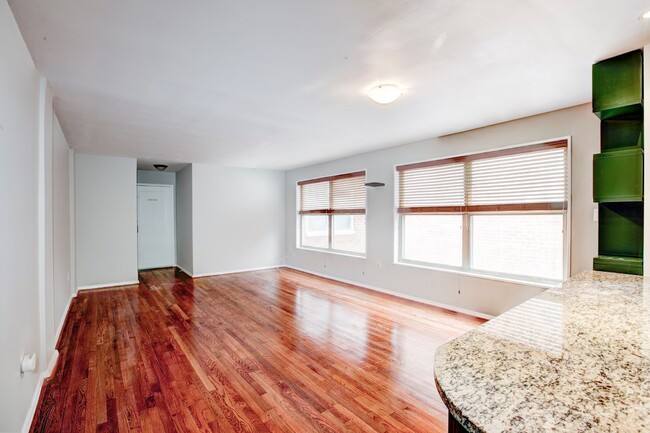 Building Photo - Charming Chevy Chase Condo! Parking and Ut...